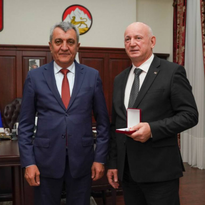 Глава РСО – Алания Сергей Меняйло наградил медалью «Во Славу Осетии» председателя Координационного совета международного общественного движения «Высший Совет Осетин» Казбека Еналдиева.